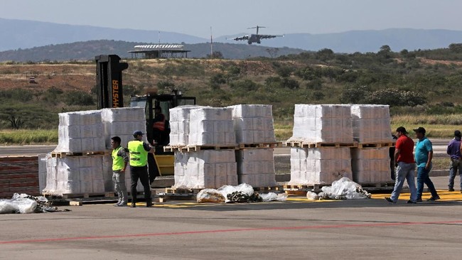 Sebuah pesawat yang membawa pasokan makanan dan medis dari AS untuk Venezuela dikabarkan telah mendarat di Pulau Curacao, Karibia, pada Kamis (21/2).