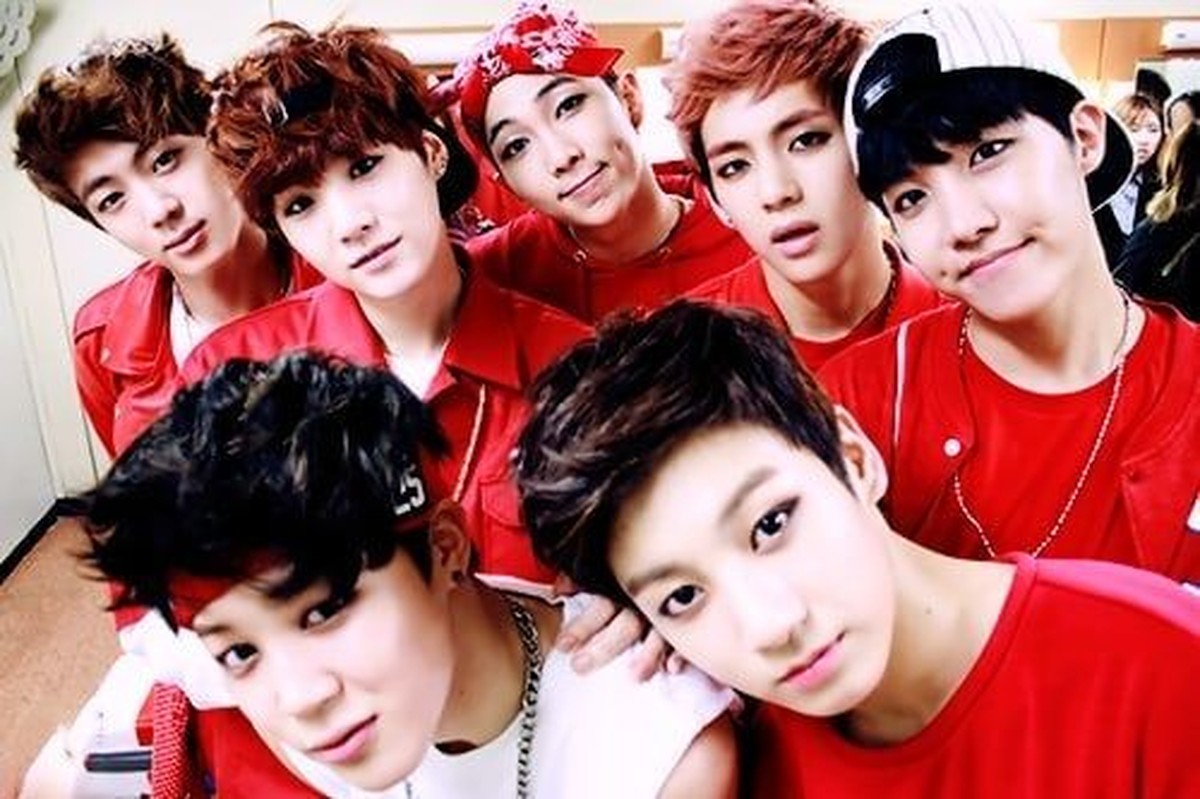 BTS melakukan debut pada tahun 2013 lalu&period; BTS diketahui memiliki tujuh member yang dengan wajah tampan&period; Kangen penampilannya dulu&quest; Berikut tujuh potretnya&period;