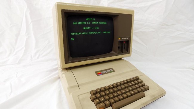 Profesor asal Amerika Serikat John Pfaff mengunggah cuitan yang menunjukkan komputer Apple IIe (2E) berusia 30 tahun milik orang tuanya masih bisa dioperasikan.