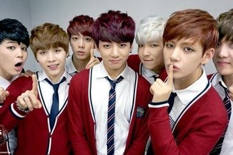 Dulu dan Kini, Intip 7 Potret BTS Saat Awal Debut BTS melakukan debut pada tahun 2013 lalu. BTS diketahui memiliki tujuh member yang dengan wajah tampan. Kangen penampilannya dulu? Berikut tujuh potretnya.