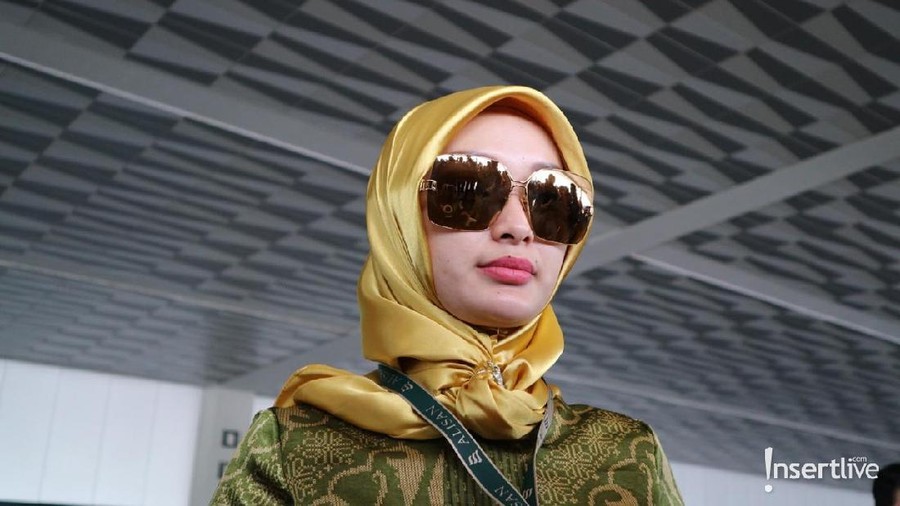 Zaskia Gotik hari ini berangkat umroh bersama sebelas orang keluarga besarnya. Hal tersebut tak lepas dari banyaknya rezeki yang didapat dalam kariernya.