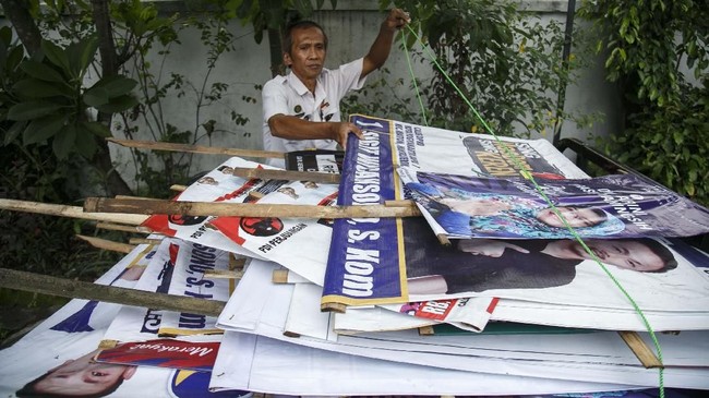 Bawaslu Jatim menyebut keberadaan Tri Rismaharini alias Risma di APK Pilkada Surabaya 2020 meski saat ini masih menjabat sebagai Wali Kota Surabaya.