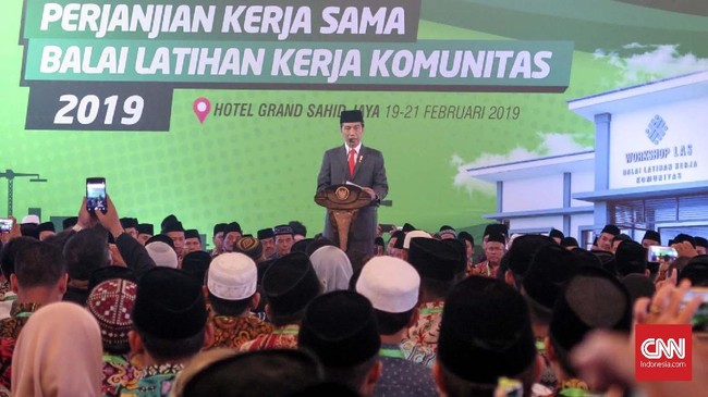 Presiden Jokowi menyatakan akan membangun 3.000 balai latihan kerja di pesantren pada 2020 mendatang demi meningkatkan ketrampilan para santri.