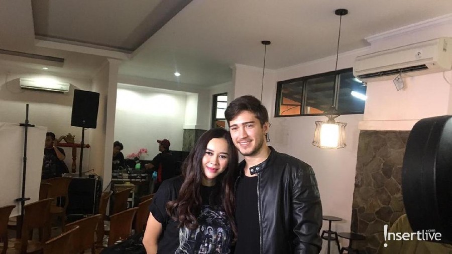 Kabar bahagia belum lama ini melanda aktris Aura Kasih yang tengah hamil 4 bulan. Berikut ini yang dirasakan Aura Kasih.