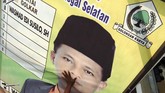 FOTO : Alat Peraga Kampanye, Polusi Mata Tahun Politik Alat peraga kampanye menjamur di tahun politik. Banyak alat peraga yang dinilai melanggar aturan pemasangan sehingga merusak keindahan kota.
