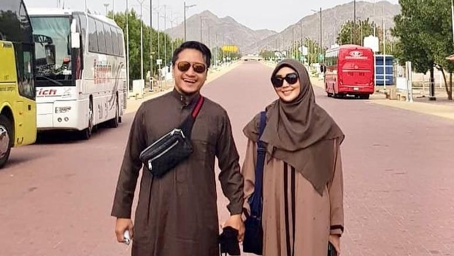 Fenita Arie dan Dhini Aminarti Pakai Hijab di Mekah Fenita Arie dan Dhini Aminarti Pakai Hijab di Mekah