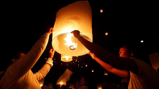 FOTO: Berkas Cahaya dari Makha Bucha