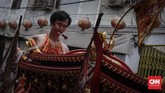 Mereka juga membawa iring-iringan Tatung (dewa leluhur) dan Toapekong. (CNN Indonesia/Adhi Wicaksono)