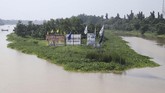 FOTO : Alat Peraga Kampanye, Polusi Mata Tahun Politik Alat peraga kampanye menjamur di tahun politik. Banyak alat peraga yang dinilai melanggar aturan pemasangan sehingga merusak keindahan kota.