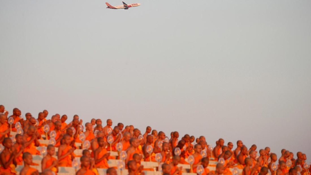 FOTO: Berkas Cahaya dari Makha Bucha