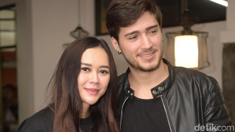 Aura Kasih dan suami bulenya saat ditemui di kawasan Cipayung.