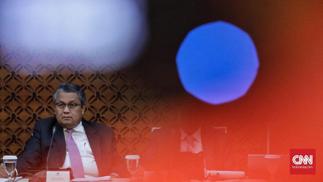 Bank Indonesia memutuskan untuk memangkas suku bunga acuan ke level 5,25 persen demi menjaga arus modal asing dan ekonomi dalam negeri.