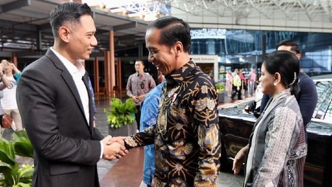 Pertemuan antara Presiden Jokowi dengan Agus Harimurti Yudhoyono (AHY) dan Zulkifli Hasan ditunda. Penundaan dilakukan karena pengumuman hasil Pilpres oleh KPU.