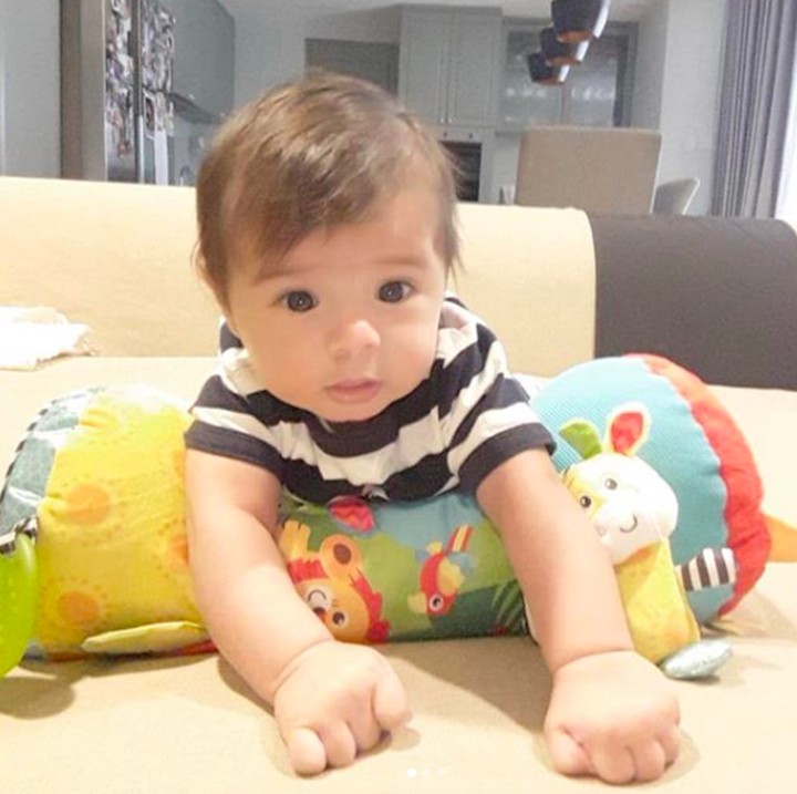 <p>Nama tengah anak kedua Carissa sama dengan sang kakak, Acana. Kabarnya nama Acana merupakan kependekan dari 'Anak Carissa Navies'. Ya, Navies adalah nama suami aktris 34 tahun itu. (Foto: Instagram @carissa_puteri)</p>