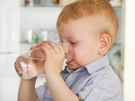 Bun, Ini 5 Alasan Penting Si Kecil Perlu Cukup Minum Air Putih