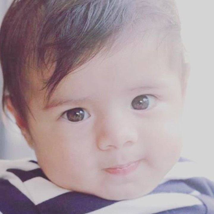 <p>Imut banget senyum Baby Z. Mulai sadar kamera nih! (Foto: Instagram @carissa_puteri)</p>