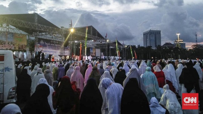 Peserta Malam Munajat 212 datang dari berbagai wilayah dari Jabodetabek hingga Bandung. Mereka tak mempersoalkan jika ada agenda politik dalam acara itu.