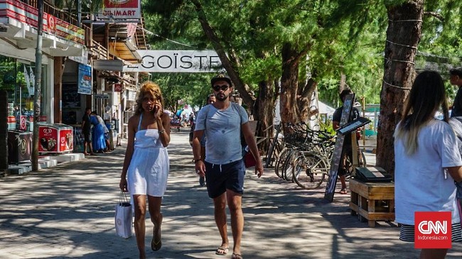 Sejumlah wisatawan asing dari Eropa, Amerika, dab Australia berkeliling di Gili Trawangan, Kamis (21/2). Setelah gempa mengguncang Lombok dan Trawangan tahun lalu, penduduk setempat mengaku mengalami pengurangan wisawatan hingga ribuan.