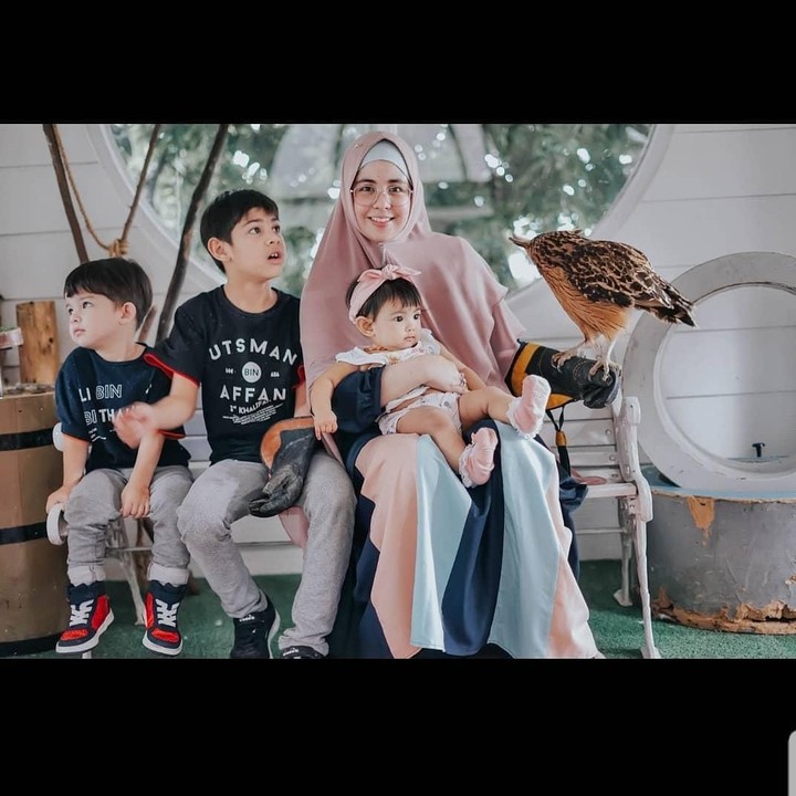 <p>Nah, ini keseruan waktu Risty quality time bersama anak-anaknya. Lho, kok yang lihat kamera cuma Bundanya aja? He-he-he. (Foto: Instagram @ristytagor)</p>