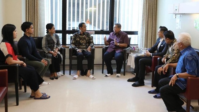 Jokowi mendoakan agar kesehatan Ani Yudhoyono terus membaik. Ia berharap Ani segera pulih dan bisa segera pulang kembali ke Indonesia.