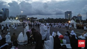 Petugas Periksa Tas Peserta Malam Munajat 212 di Monas
