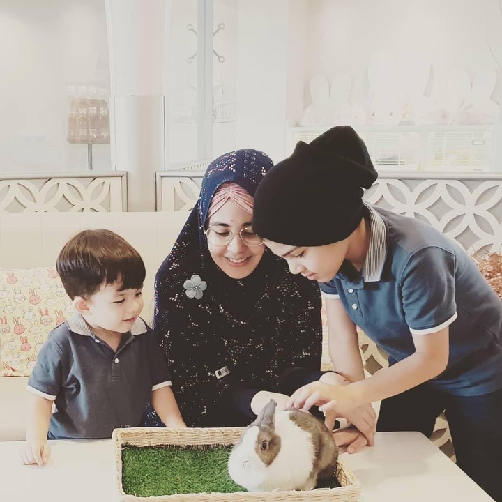 <p>Kalau lihat dari beberapa unggahan Instaram miliknya, Risty sering mengenalkan anak-anaknya dengan hewan. (Foto: Instagram @ristytagor)</p>