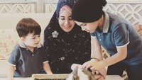 <p>Kalau lihat dari beberapa unggahan Instaram miliknya, Risty sering mengenalkan anak-anaknya dengan hewan. (Foto: Instagram @ristytagor)</p>