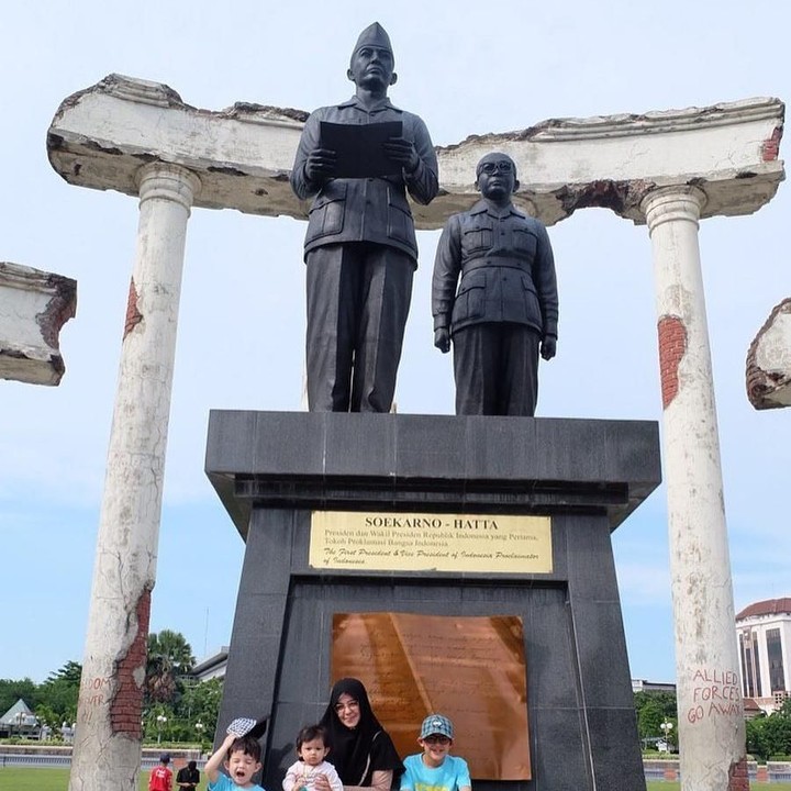 <p>Bergaya dulu ah depan patung bersejarah. Kompak ya, Bun. (Foto: Instagram @ristytagor)</p>