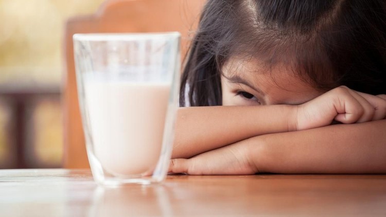 Si kecil alergi protein susu sapi? Coba beri dia susu soya dan terapkan trik ini supaya anak mau minum susunya, Bun.