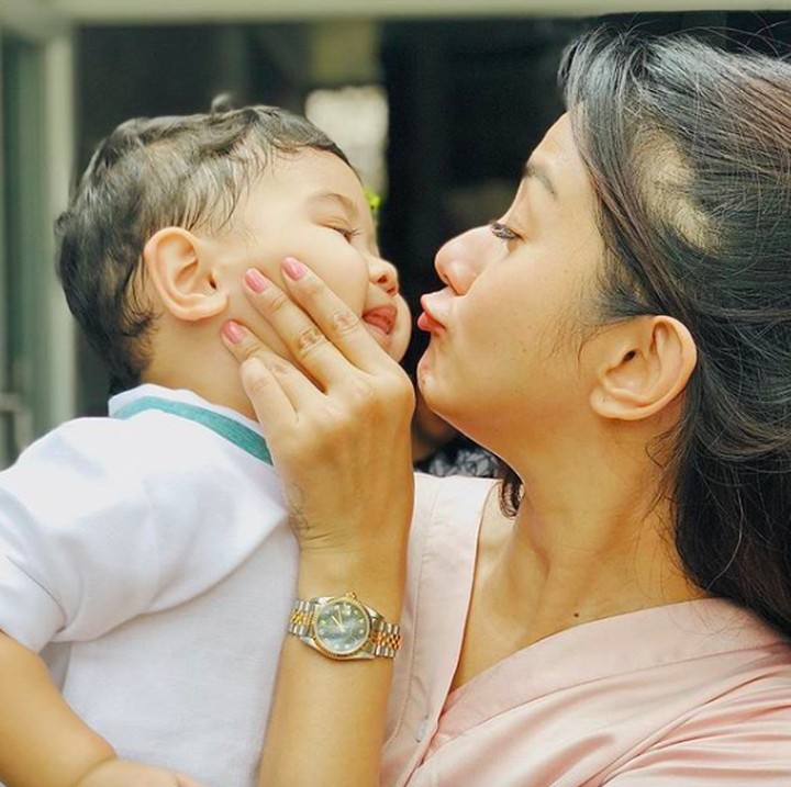 <p>Saking gemasnya, muka Kyo diapain ya sama Mama Kirana? Untungnya Kyo nurut, jadi makin lucu deh aksi mama dan anak satu ini. (Foto: Instagram/ @kiranalarasati)</p>