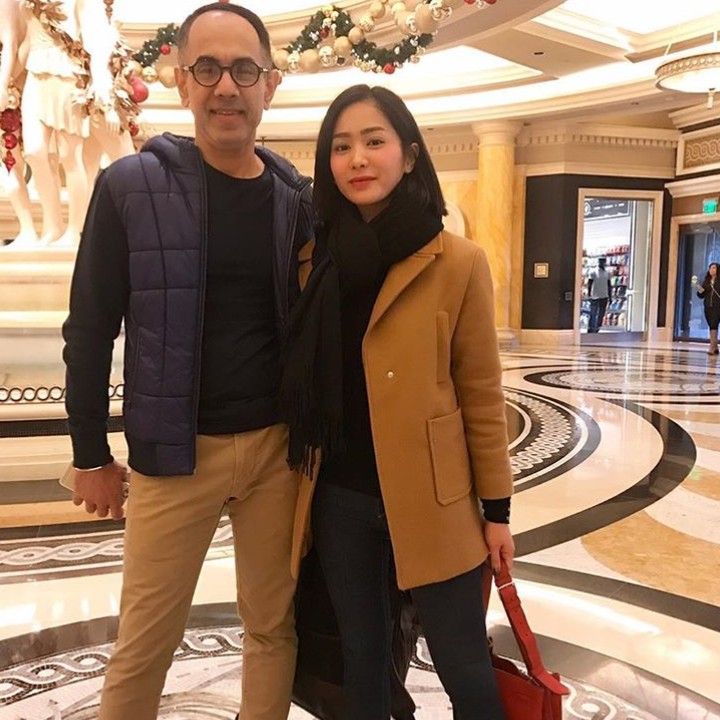 <p>Suami dan istri kompak. Gaya Bunga Zainal dan Sukhdev Singh sama-sama <em>stylish</em> nih. (Foto: Instagram/ @bungazainal05)</p>