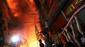 FOTO: Kebakaran di Pasar Bangladesh Merenggut 70 Jiwa