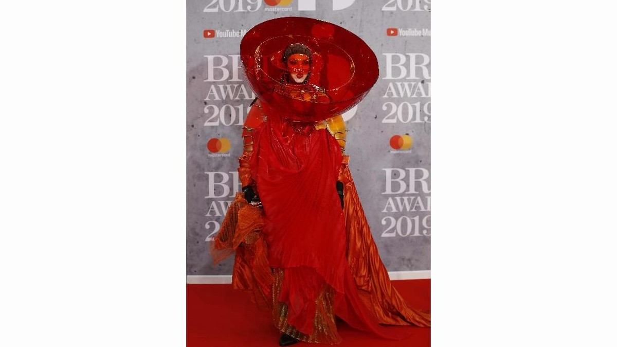 FOTO: Selebriti Berbusana Terburuk di Brit Awards 2019