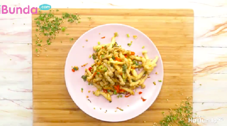 Daripada jajan di luar, yuk kita ke dapur buat camilan gurih satu ini.
