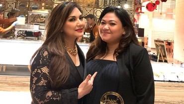 img-title Mewah, Putri Nia Daniaty Dapat Kue Ultah dari Uang Kertas