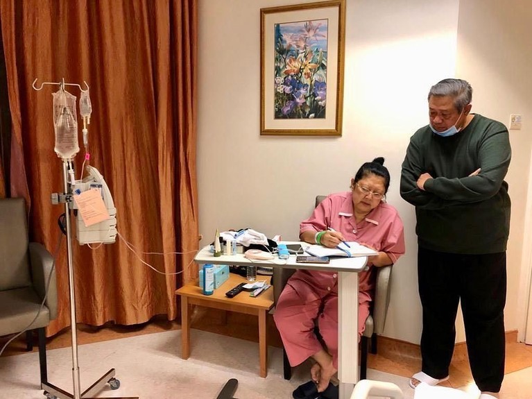 Mantan Ibu Negara Indonesia, Ani Yudhoyono, tengah berjuang melawan penyakit kanker darah di sebuah rumah sakit di Singapura.
