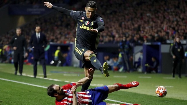 Presiden Atletico Madrid Enrique Cerezo mengejek bintang Juventus Cristiano Ronaldo yang mengacungkan lima jari saat leg pertama babak 16 besar Liga Champions.