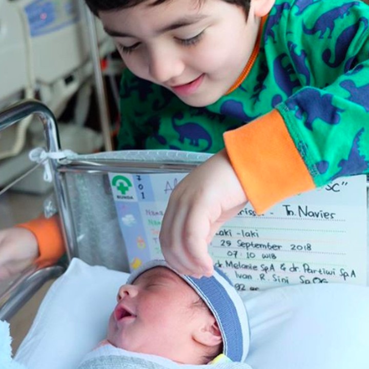 <p>Quenzino Acana Naif, si sulung yang kini berusia 10 tahun, happy banget menyambut kelahiran adiknya. (Foto: Instagram @carissa_puteri)</p>