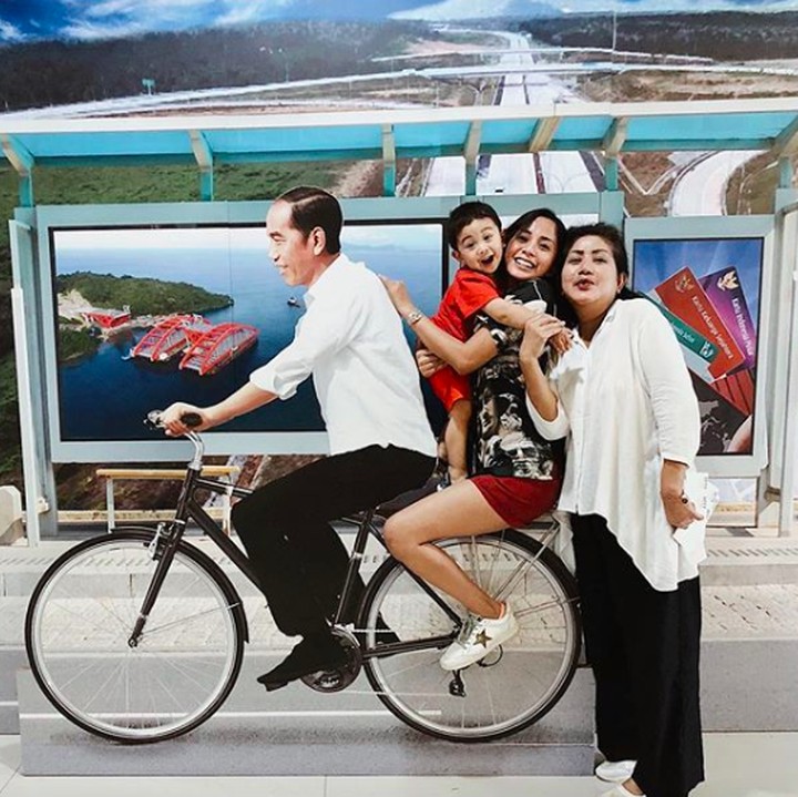 <p>Biar makin seru, Kirana dan Kyo minta bonceng sepeeda dulu sama Pak Jokowi. He-he-he. Ini cuma foto sama replika patungnya saja ya, Bun, yang dipajang di Bandara Ngurah Rai, Bali.  (Foto: Instagram/ @kiranalarasati)</p>