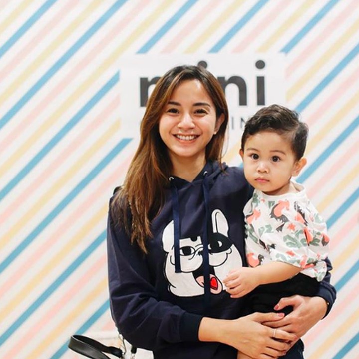<p>Meski kini mencalonkan diri sebagai anggota legislatif, penampilan Kirana Larasati tetap enggak kalah kece dengan ABG. Pantas disebut Mama gaul sayang anak kan?  (Foto: Instagram/ @kiranalarasati)</p>