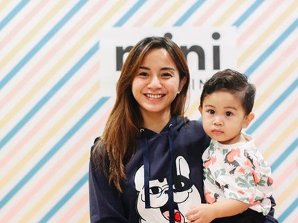8 Potret Kirana Larasati, Si Mama Gaul Sayang Anak