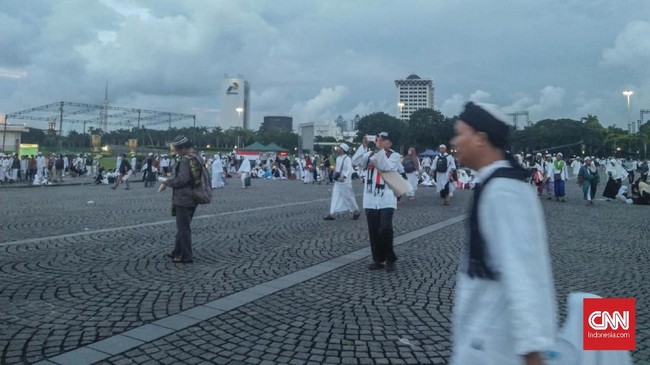 Wakil Ketua Umum MUI Zainut Tauhid Sa'adi menyatakan agenda politik bisa mengurangi kesakralan kegiatan zikir di Monas tersebut.