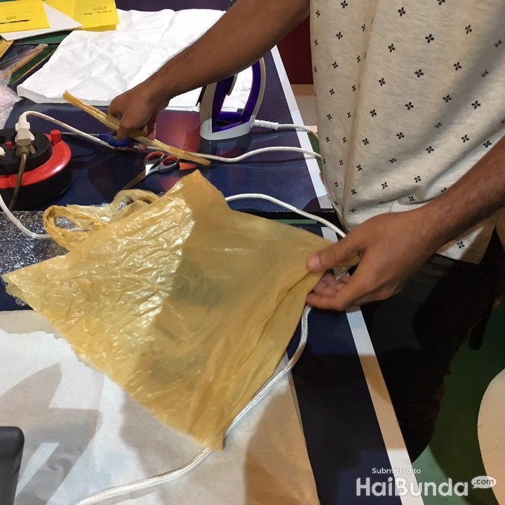 <p>Pertama, kita mencari plastik bekas belanja yang ada di rumah. Potong ujung sisinya, membentuk segi empat.</p>