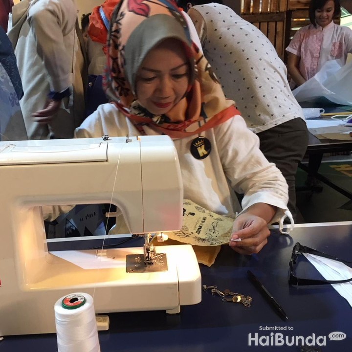 <p>Terakhir, lembaran tadi dijahit dengan mesin jahit atau Bunda juga bisa menjahit secara manual. Perlu diingat, jika menjahit secara manual, usahakan jahitannya harus kuat dan dijahit dua kali ya.</p>