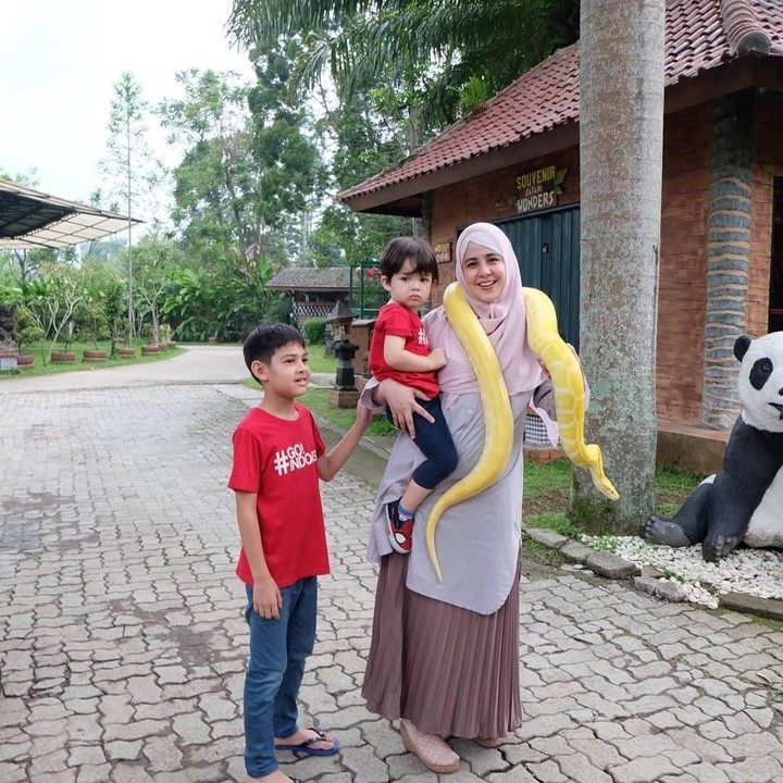 <p>Wah, Bunda Risty berani banget nih foto sama ular. (Foto: Instagram @ristytagor)</p>