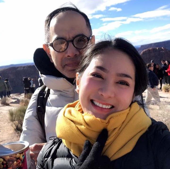 <p><em>Happy</em>-nya Bunga menghabiskan waktu bareng suami tercinta. (Foto: Instagram/ @bungazainal05)</p>