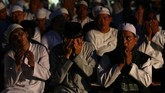 FOTO: Malam Munajat 212 Putihkan Monas Kawasan monas dipenuhi massa yang mengikuti gelaran Malam Munajat 212, sebagian mereka hadir untuk mendoakan Pemilu 2019 lancar.