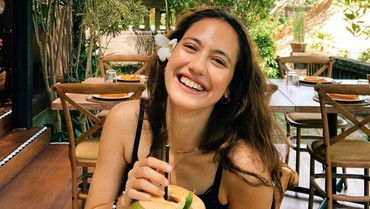 Bukan Liburan Sama Ariel, Pevita Pearce ke Pemakaman Kakek
