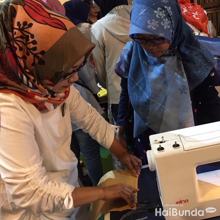 <p>Setelah menjadi lembaran, buat pola untuk dijahit. Kalau pola bisa disesuaikan dengan keinginan masing-masing ya. Bunda juga bisa cek di Google.</p>