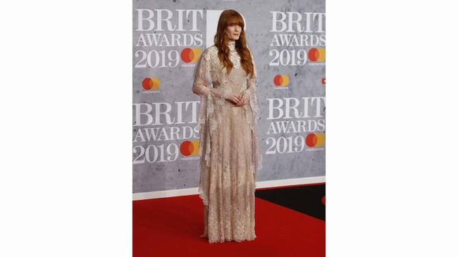 FOTO: Selebriti Berbusana Terburuk di Brit Awards 2019